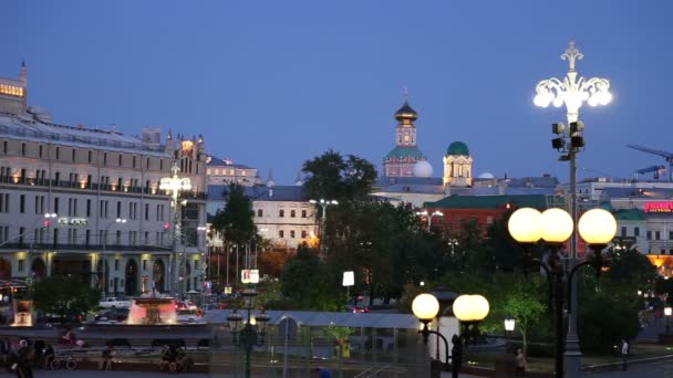 Plaza del Teatro (Plaza Teatralnaya) cerca del Teatro Bolshoi por la noche, Moscú, Rusia — Vídeo de stock